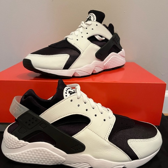Men’s Nike Air Huarache running shoes. - Picture 4 of 9